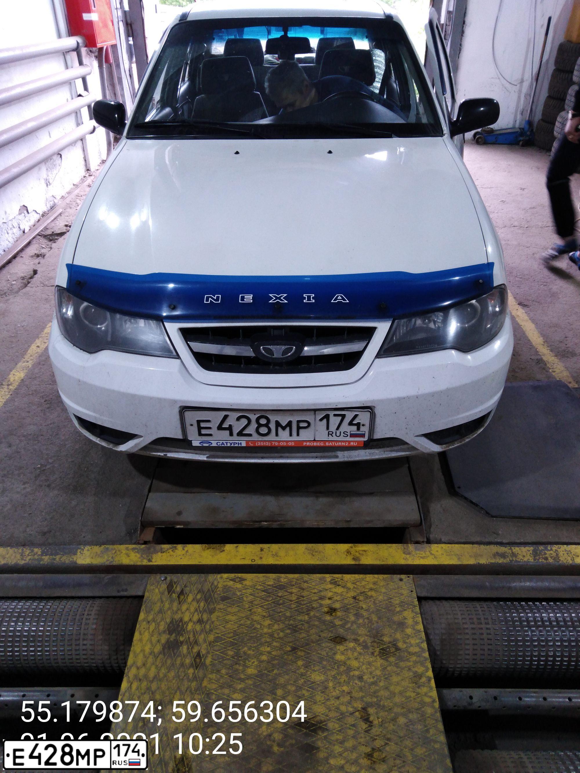 Фото автомобиля DAEWOO NEXIA, 2010 — госномер Е428МР174. Цвет: Белый