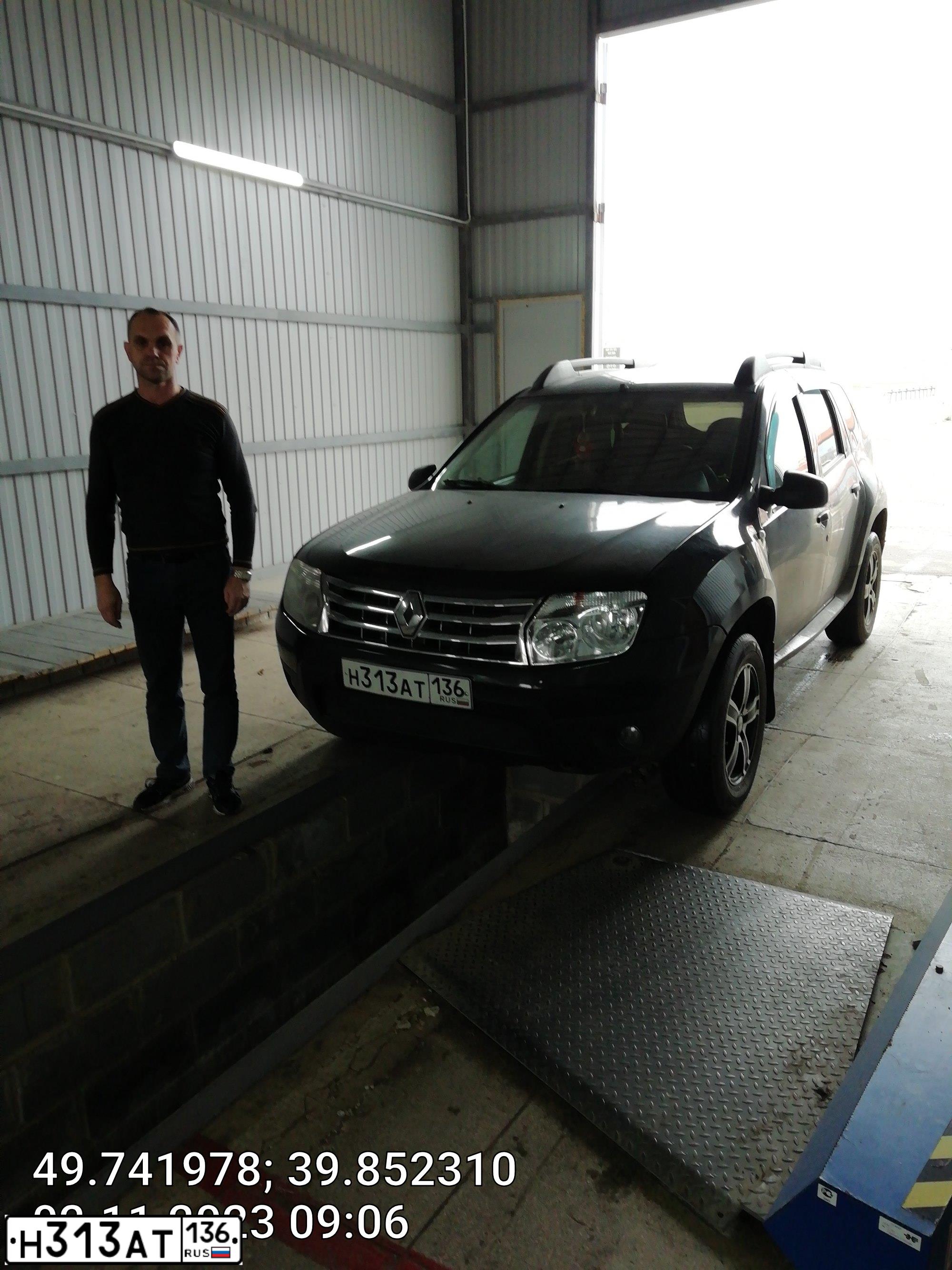 Фото автомобиля RENAULT DUSTER, 2014 — госномер Н313АТ136. Цвет: ЧЕРНЫЙ