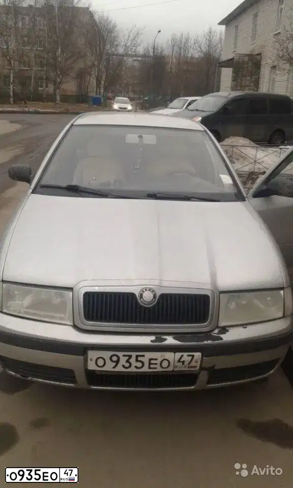 Фото автомобиля SKODA OCTAVIA, 2002 — госномер О935ЕО47. Цвет: Серебристый