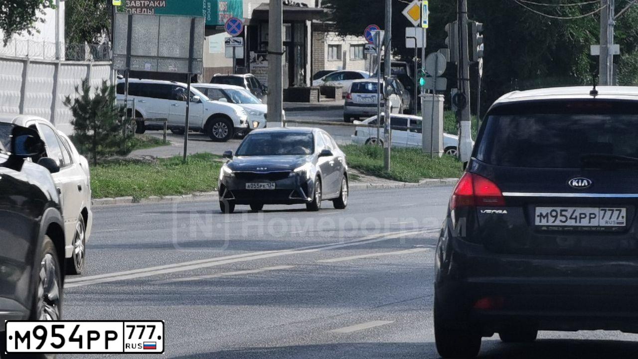 Фото автомобиля KIA VENGA, 2015 — госномер М954РР777. Цвет: ЧЕРНЫЙ ПЕРЛАМУТР