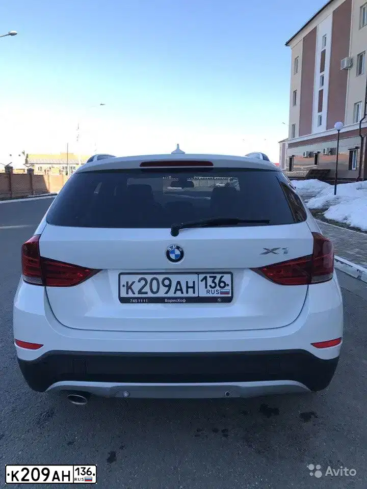 Фото автомобиля BMW X1, 2013 — госномер А927СУ18. Цвет: БЕЛЫЙ МЕТАЛЛИК