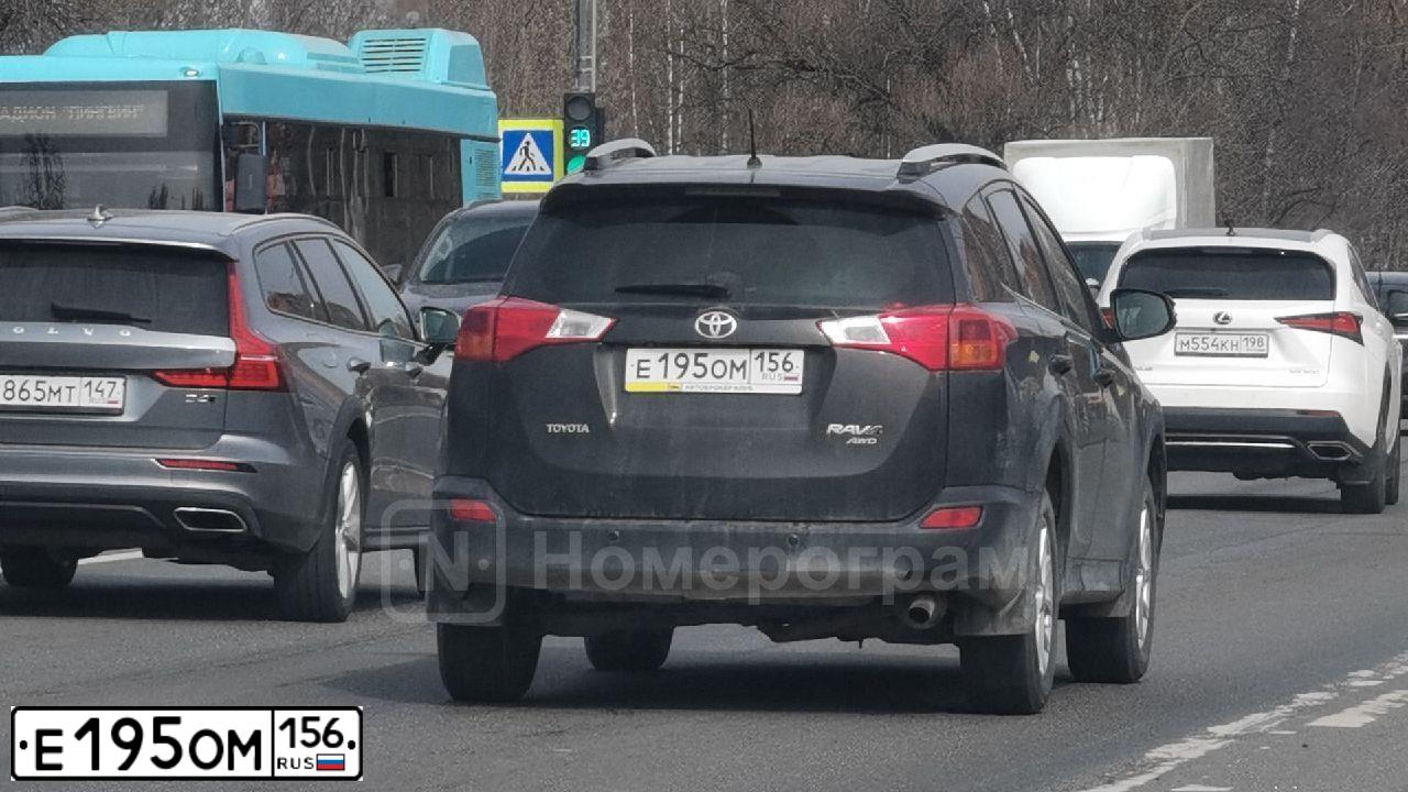 Фото автомобиля TOYOTA RAV4, 2014 — госномер Е195ОМ156. Цвет: ТЕМНО-КОРИЧНЕВЫЙ