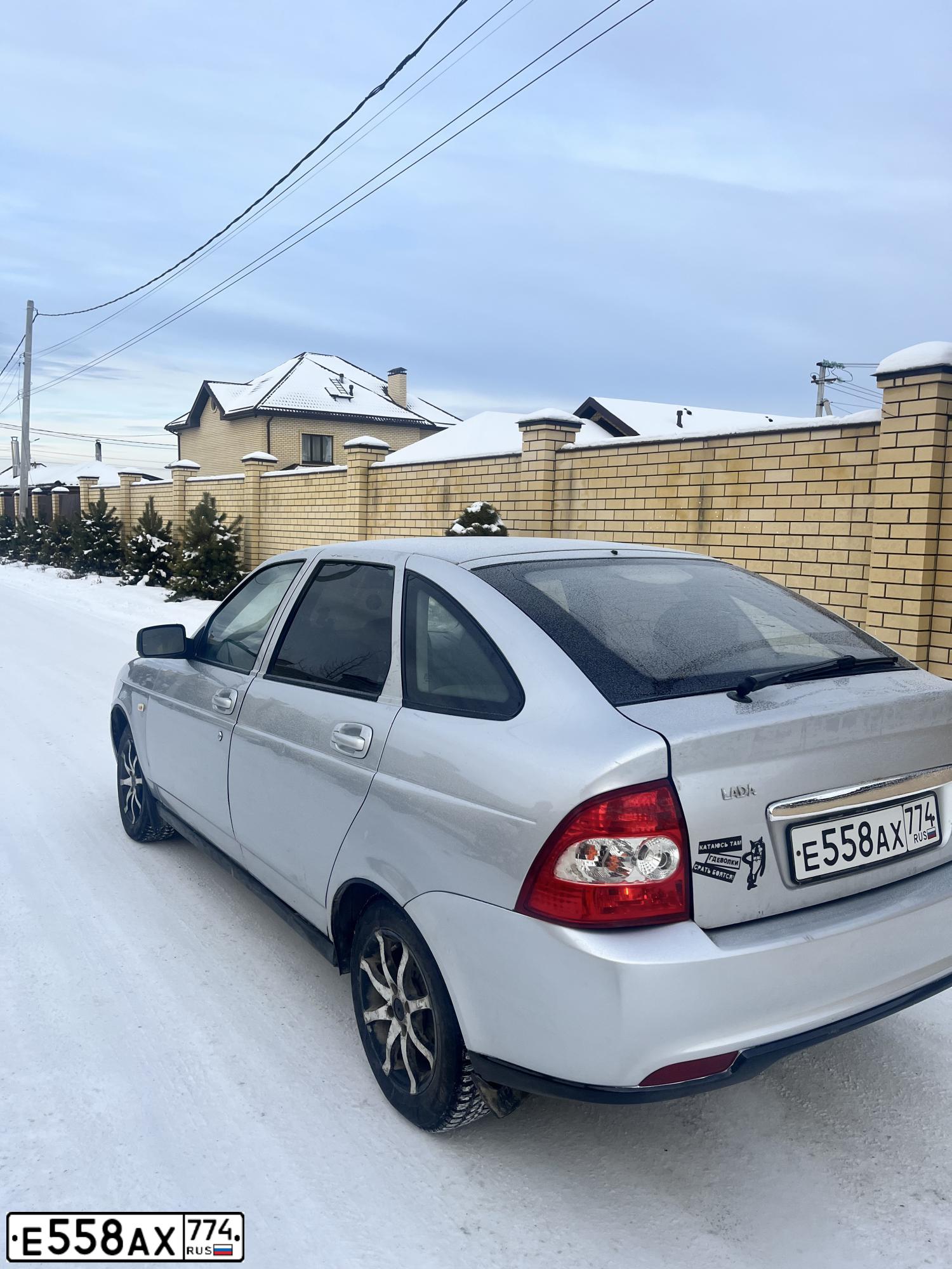 Фото автомобиля LADA 2172 PRIORA, 2010 — госномер Е835УС174. Цвет: СВЕТЛО-СЕРЕБРИСТЫЙ МЕТАЛЛ