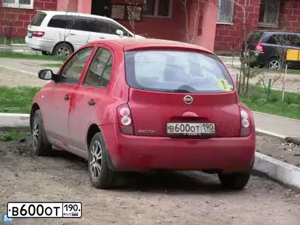 Фото автомобиля NISSAN MICRA, 2004 — госномер С159СЕ90. Цвет: КРАСНЫЙ