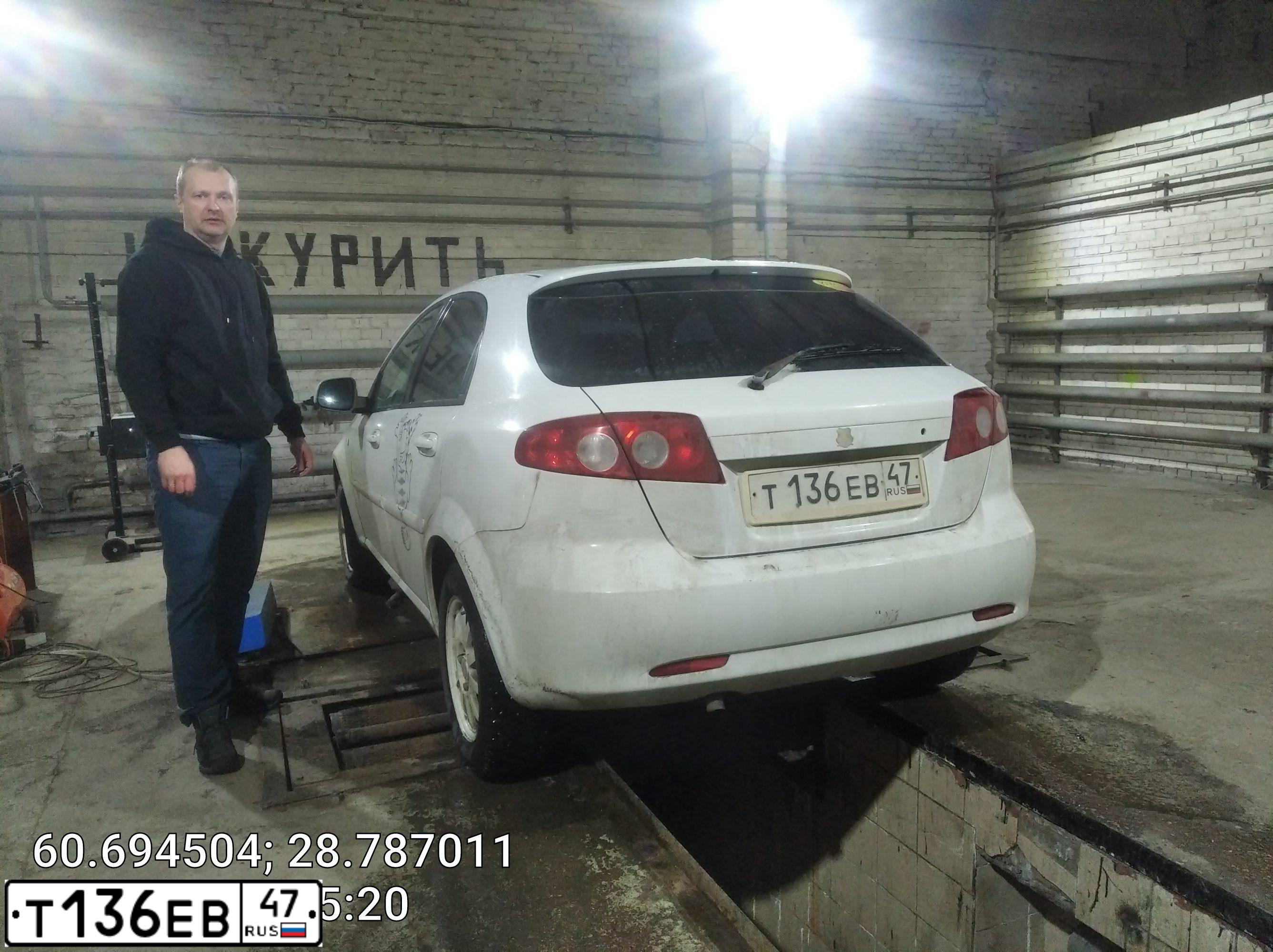 Фото автомобиля CHEVROLET LACETTI, 2011 — госномер Т136ЕВ47. Цвет: Белый