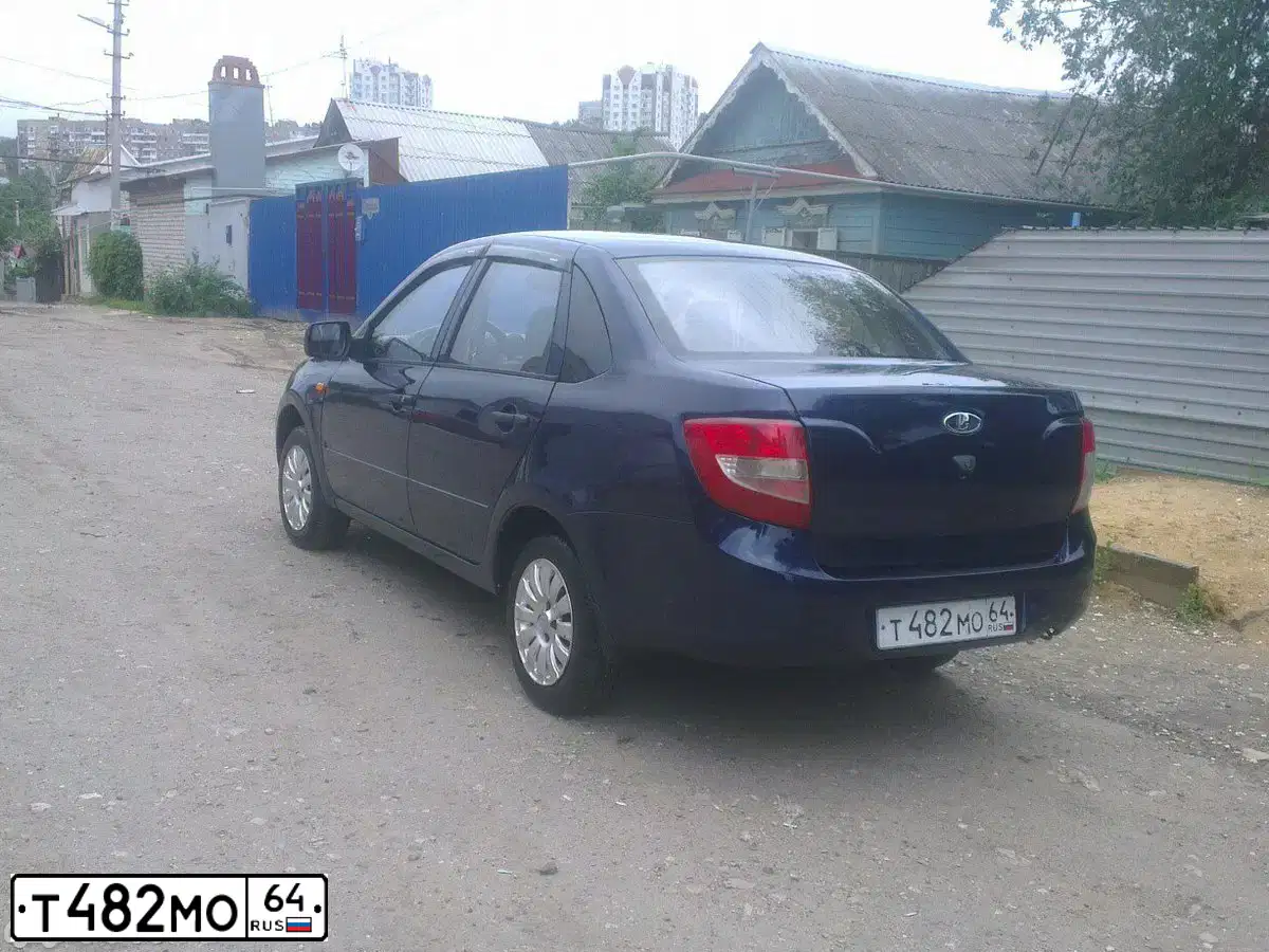 Фото автомобиля LADA 2190 GRANTA, 2013 — госномер Т482МО64. Цвет: СИНИЙ