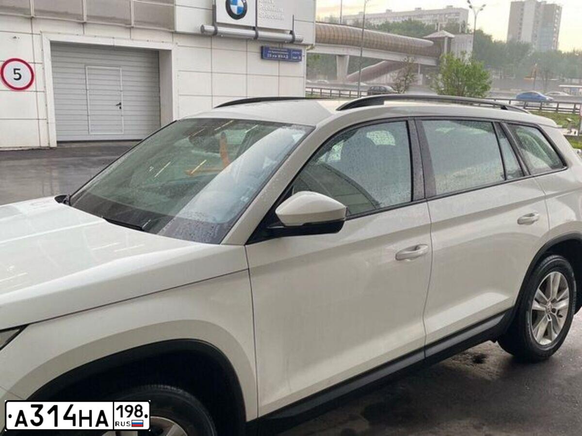 Фото автомобиля SKODA KODIAQ, 2018 — госномер Е787ВР977. Цвет: Белый