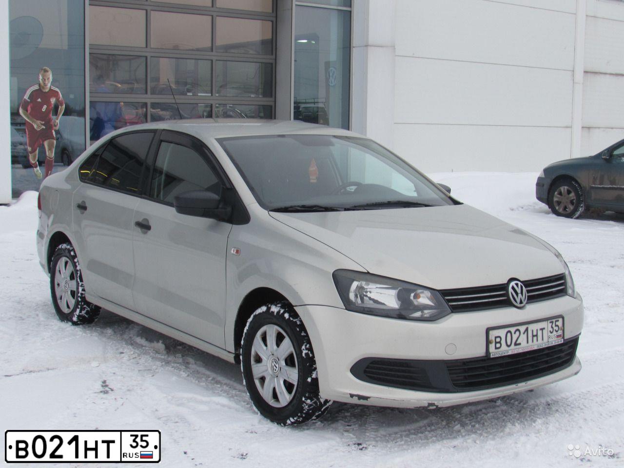 Фото автомобиля VOLKSWAGEN POLO, 2011 — госномер Е688ХР35. Цвет: Серебристо-Желтый