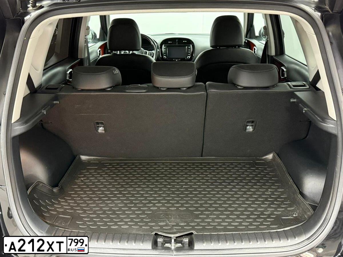 Фото автомобиля KIA SOUL, 2021 — госномер М529АЕ250. Цвет: ЧЕРНЫЙ