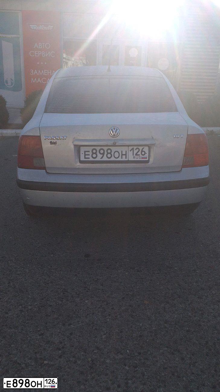 Фото автомобиля VOLKSWAGEN PASSAT, 1998 — госномер Е898ОН126. Цвет: Серебристый