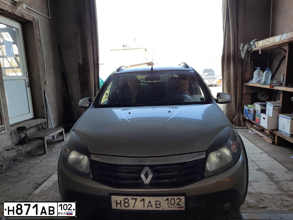 Фото автомобиля RENAULT SANDERO, 2011 — госномер Н871АВ102. Цвет: БЕЖЕВЫЙ