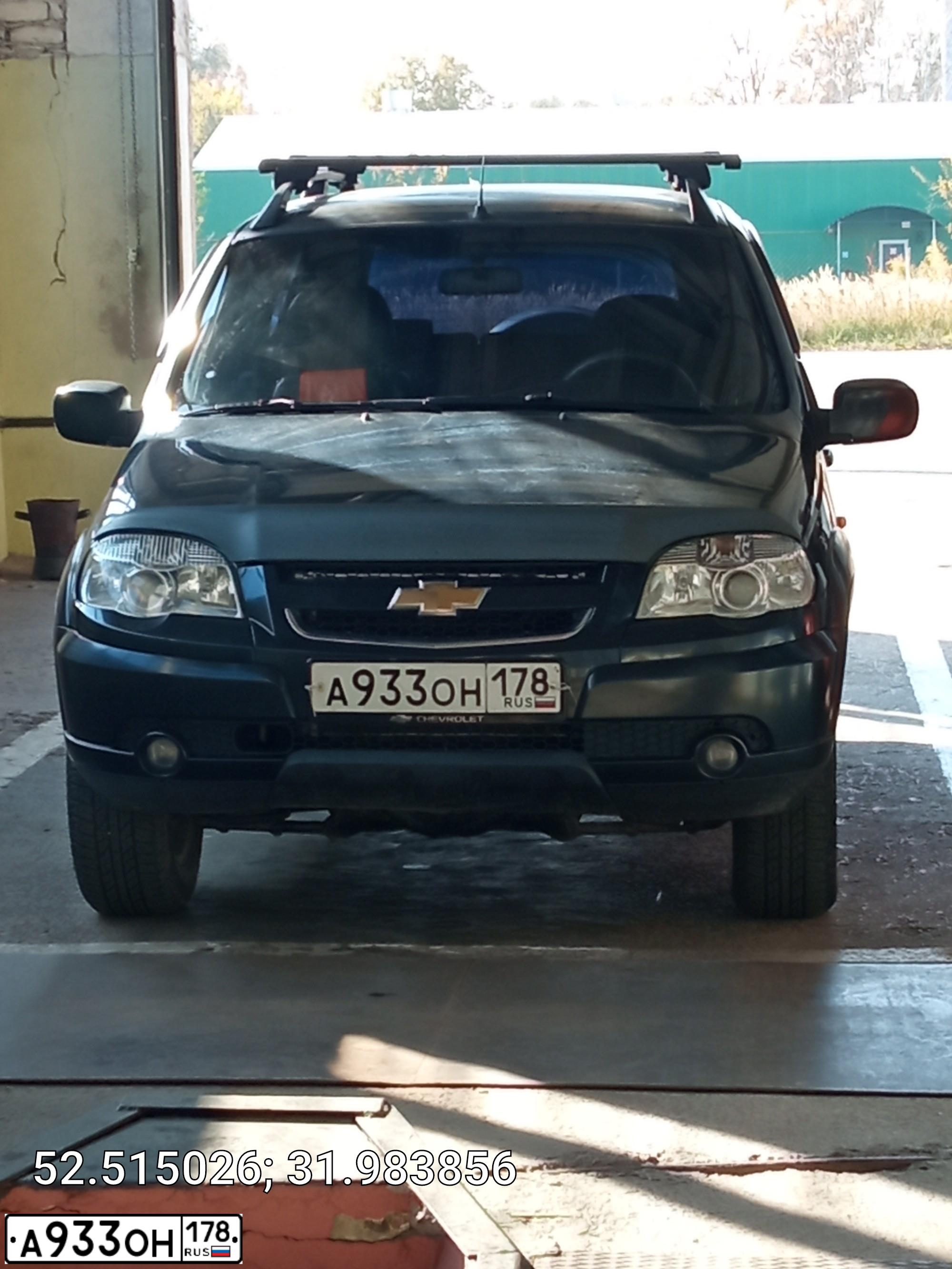 Фото автомобиля CHEVROLET NIVA, 2010 — госномер А933ОН178. Цвет: Черно-Синий Металлиик