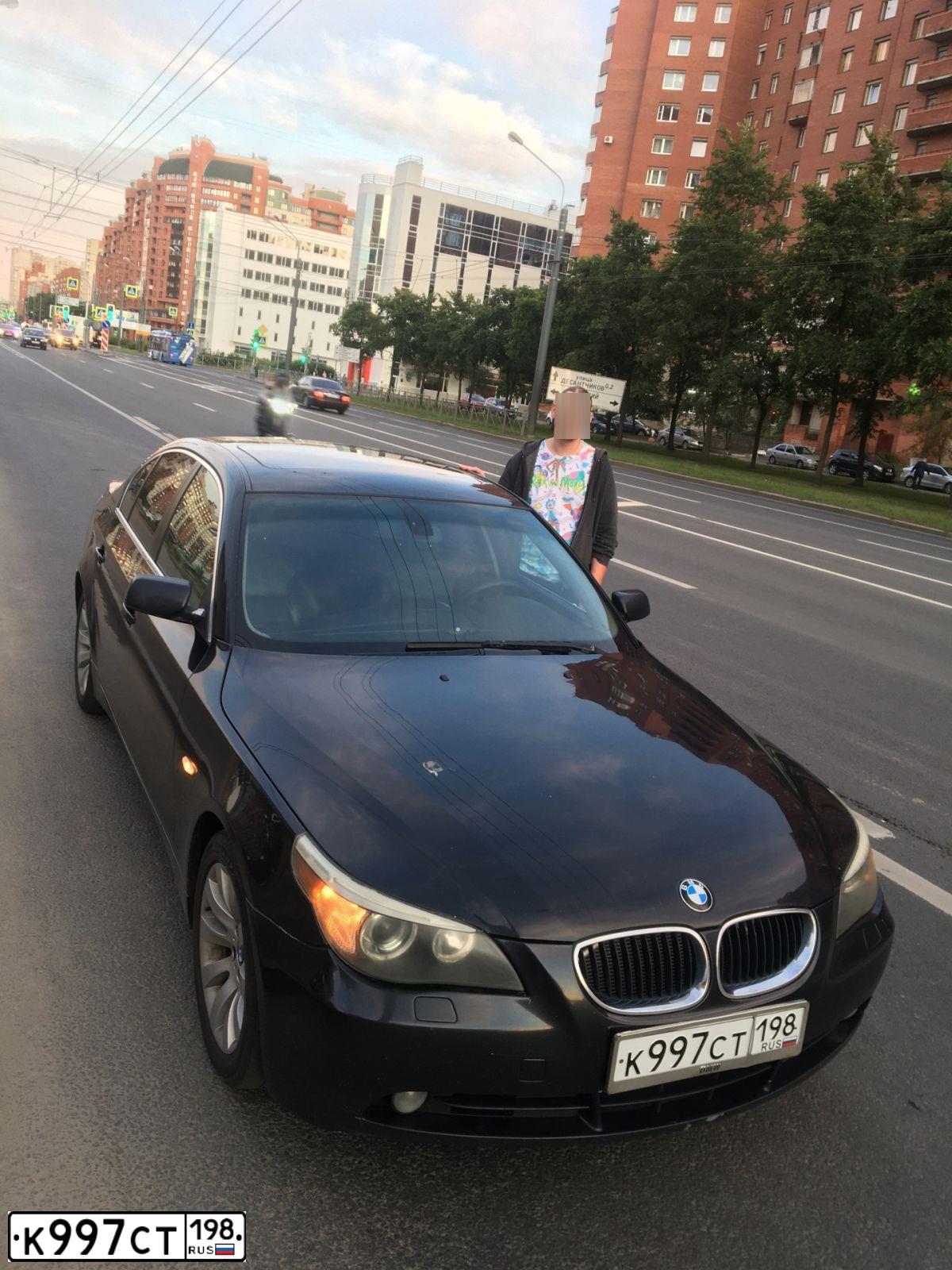 Фото автомобиля BMW SERIE 5, 2005 — госномер О602УУ60. Цвет: ЧЕРНЫЙ МЕТАЛЛИК