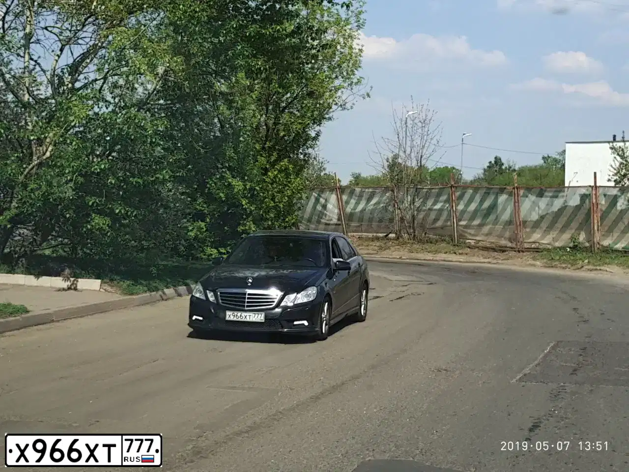 Фото автомобиля MERCEDES E-KLASSE, 2010 — госномер У280УЕ799. Цвет: ЧЕРНЫЙ
