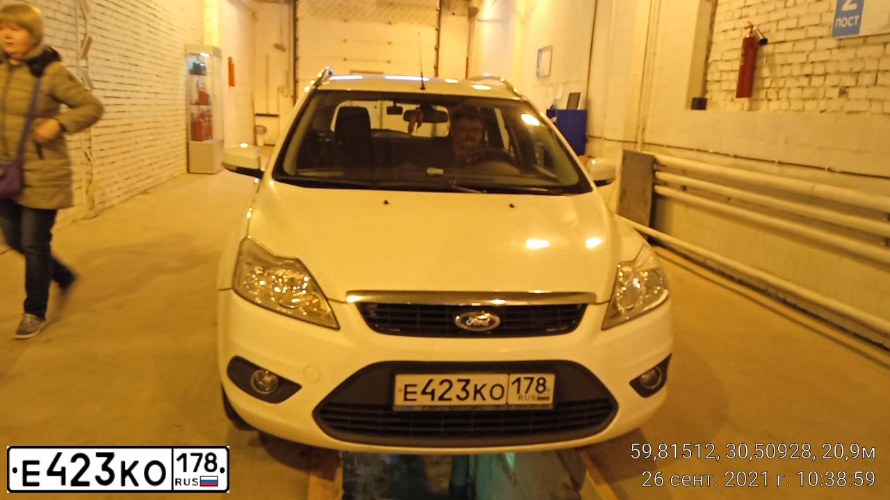 Фото автомобиля FORD FOCUS, 2010 — госномер Е423КО178. Цвет: Белый