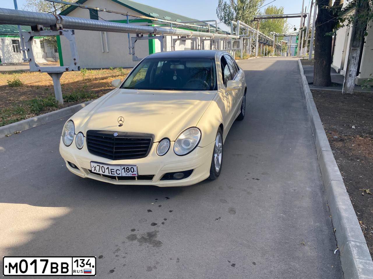 Фото автомобиля MERCEDES E-KLASSE, 2006 — госномер Х701ЕС180. Цвет: СЛОНОВАЯ КОСТЬ