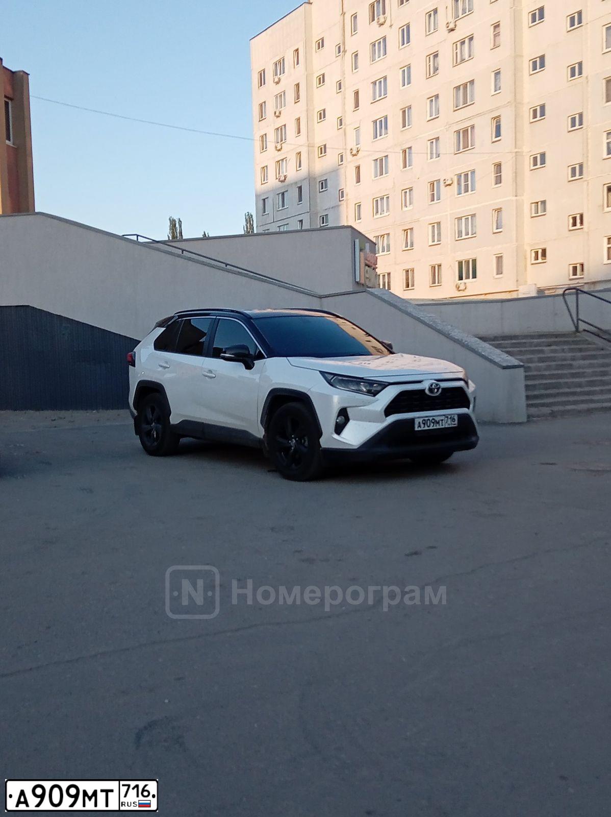 Фото автомобиля LADA LARGUS, 2018 — госномер А909МТ716. Цвет: Белый