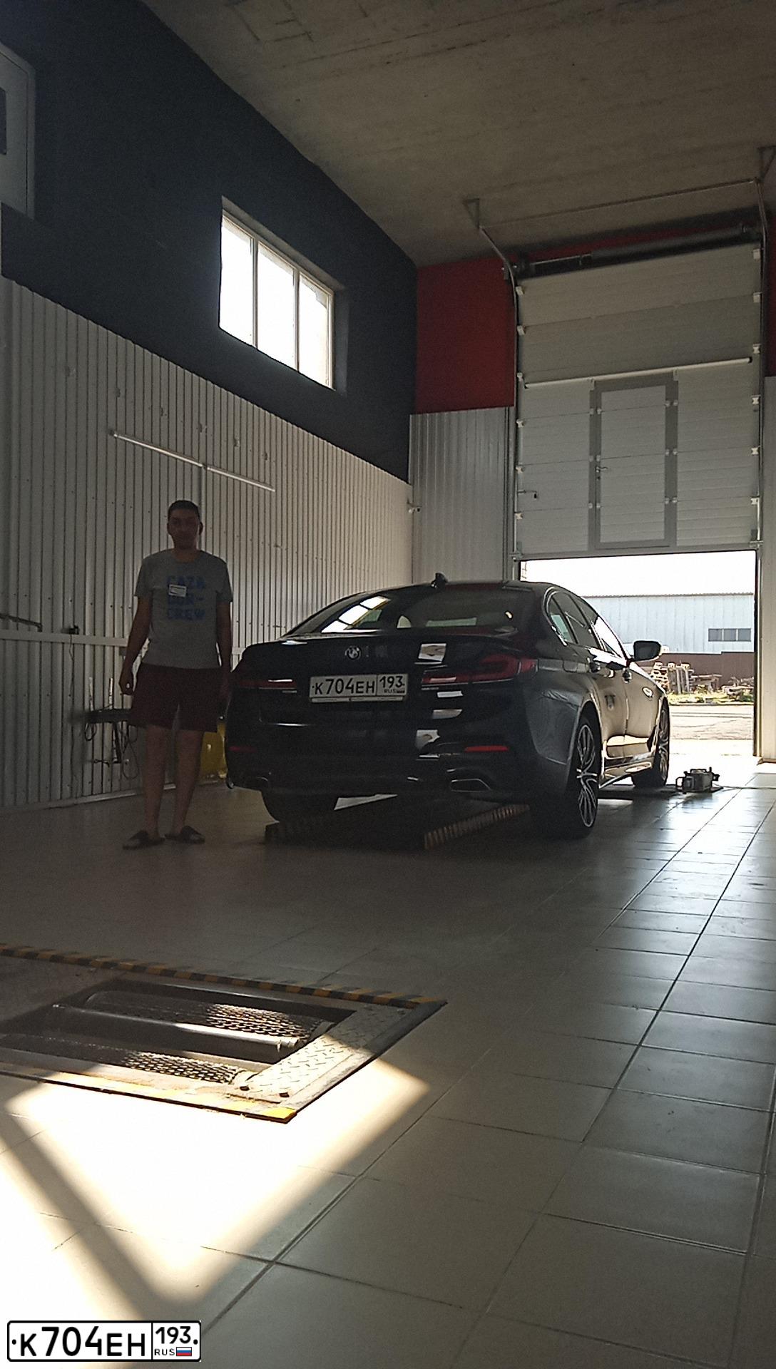 Фото автомобиля BMW 540I XDRIVE, 2019 — госномер М807ТХ126. Цвет: ТЕМНО-КОРИЧНЕВЫЙ