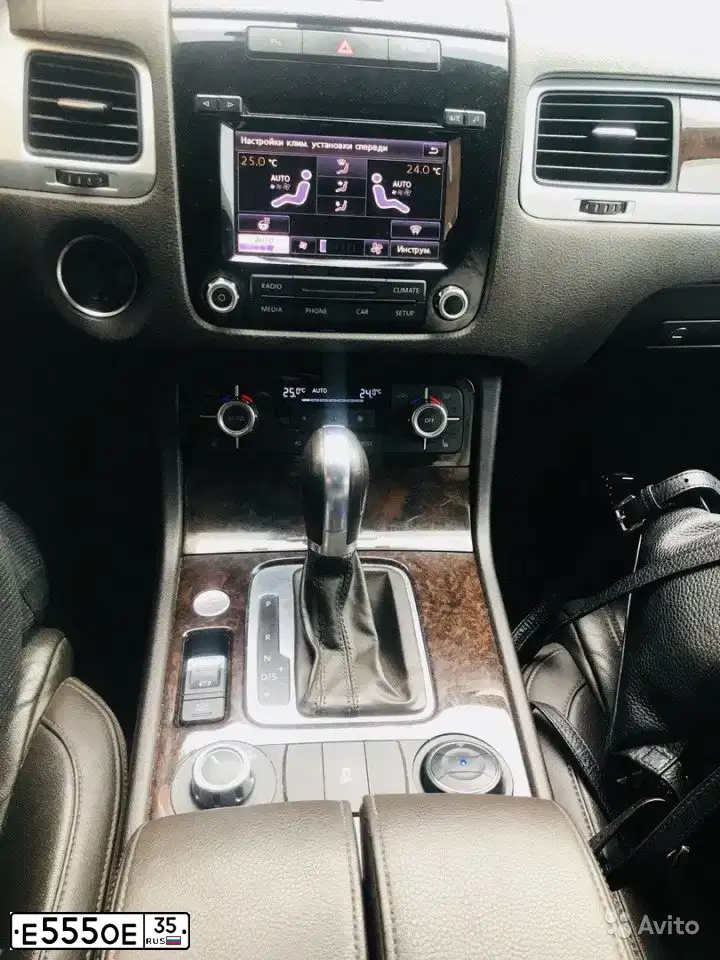 Фото автомобиля VOLKSWAGEN TOUAREG, 2008 — госномер Е555ОЕ35. Цвет: ЧЕРНЫЙ