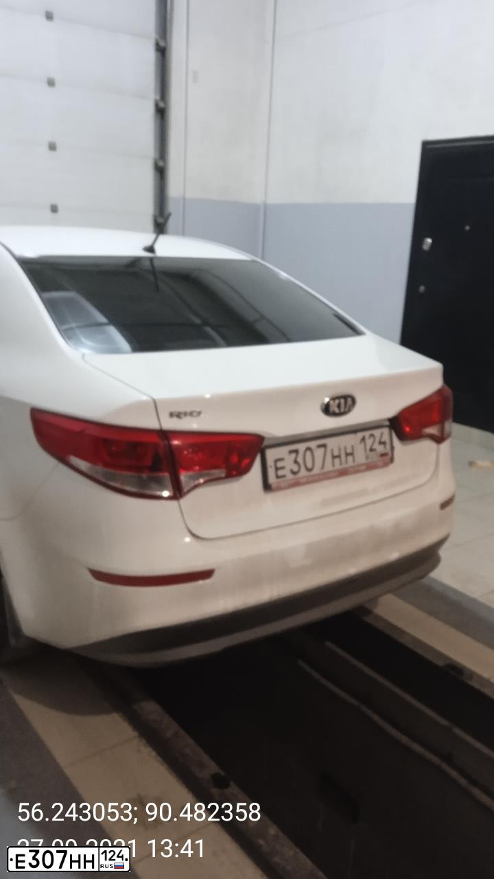 Фото автомобиля KIA RIO, 2016 — госномер Е307НН124. Цвет: БЕЛЫЙ