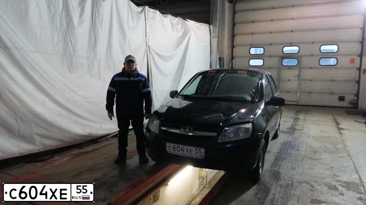Фото автомобиля LADA 2190 GRANTA, 2013 — госномер Е606ТР186. Цвет: Сине-Черный