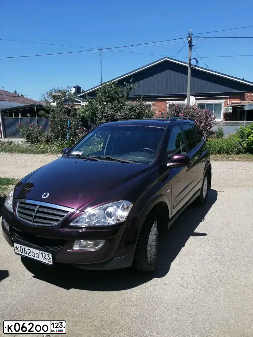 Фото автомобиля SSANGYONG KYRON, 2010 — госномер К062ОО123. Цвет: БОРДОВЫЙ