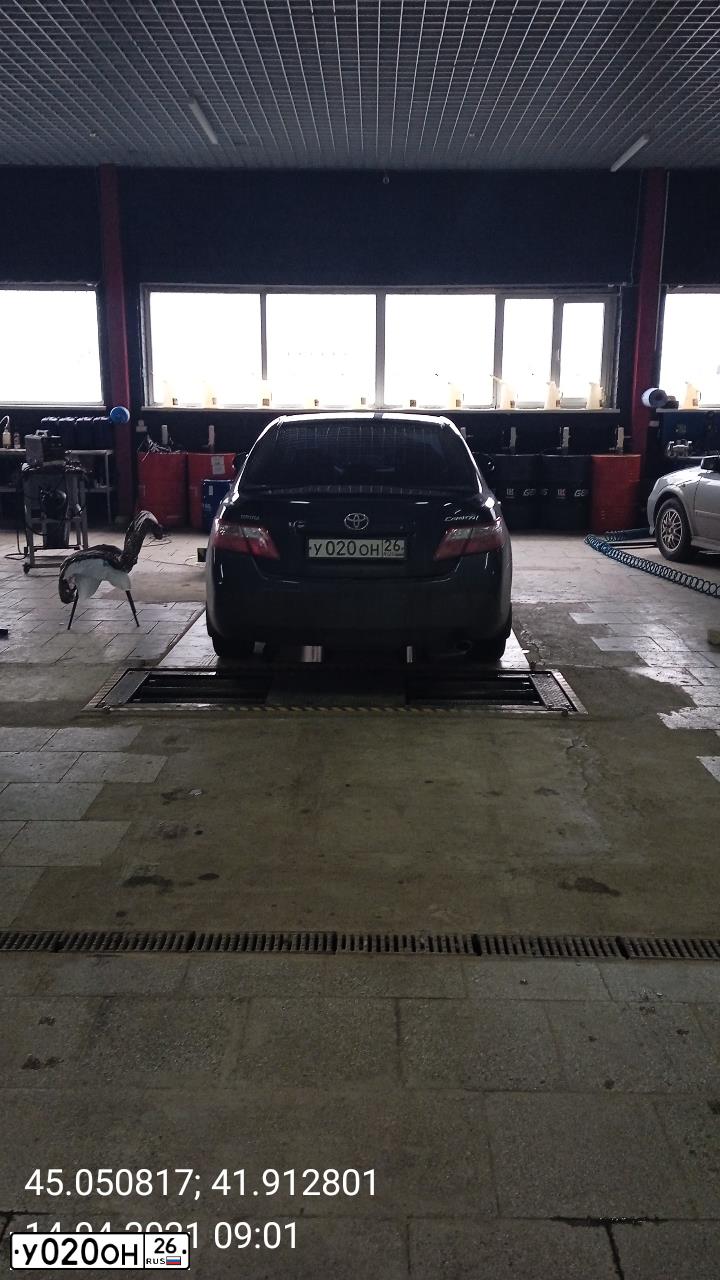 Фото автомобиля TOYOTA CAMRY, 2011 — госномер У020ОН26. Цвет: ЧЕРНЫЙ