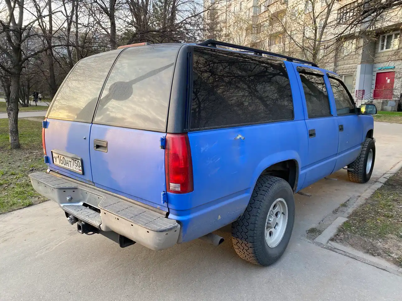 Фото автомобиля CHEVROLET TAHOE, 1994 — госномер С777АА97. Цвет: синий