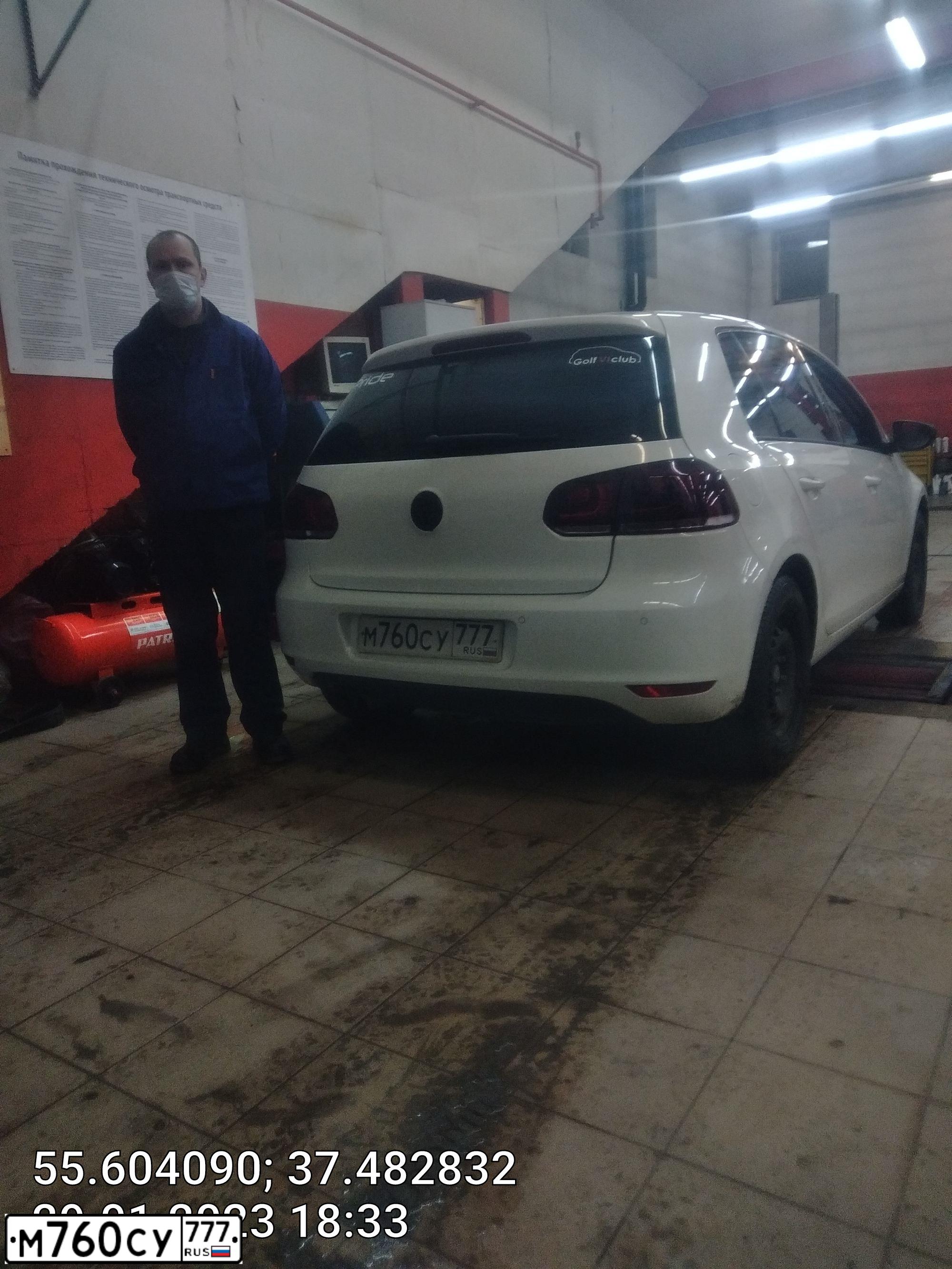 Фото автомобиля VOLKSWAGEN GOLF, 2012 — госномер М760СУ82. Цвет: Белый
