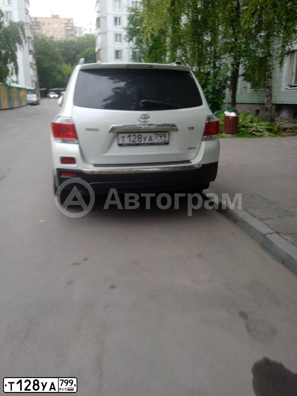 Фото автомобиля TOYOTA HIGHLANDER, 2012 — госномер Т128УА799. Цвет: Белый