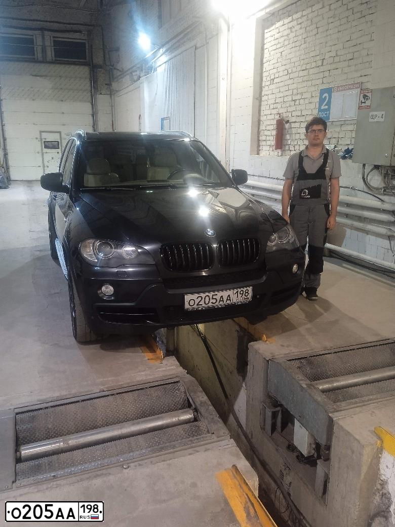 Фото автомобиля BMW X5, 2010 — госномер О205АА198. Цвет: ЧЕРНЫЙ