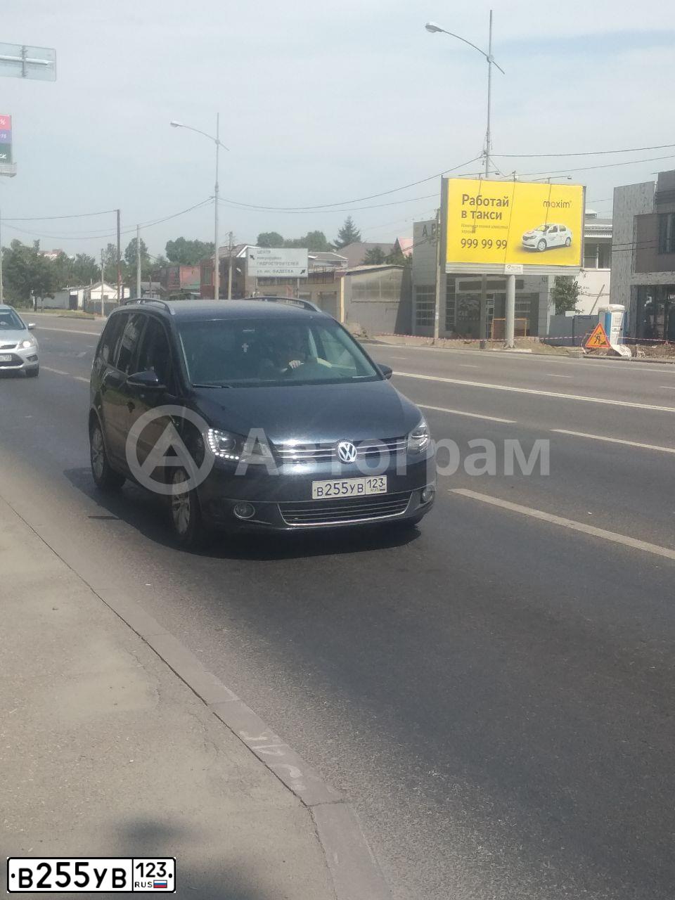 Фото автомобиля VOLKSWAGEN TOURAN, 2012 — госномер В255УВ123. Цвет: ТЕМНО-СИНИЙ