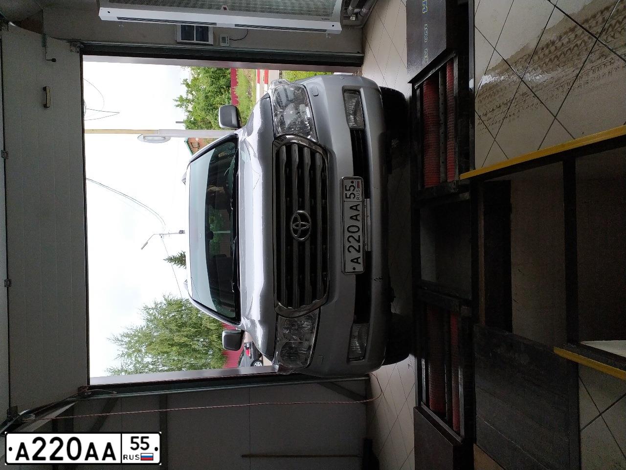 Фото автомобиля TOYOTA LANDCRUISER 200, 2010 — госномер А220АА55. Цвет: серебристый