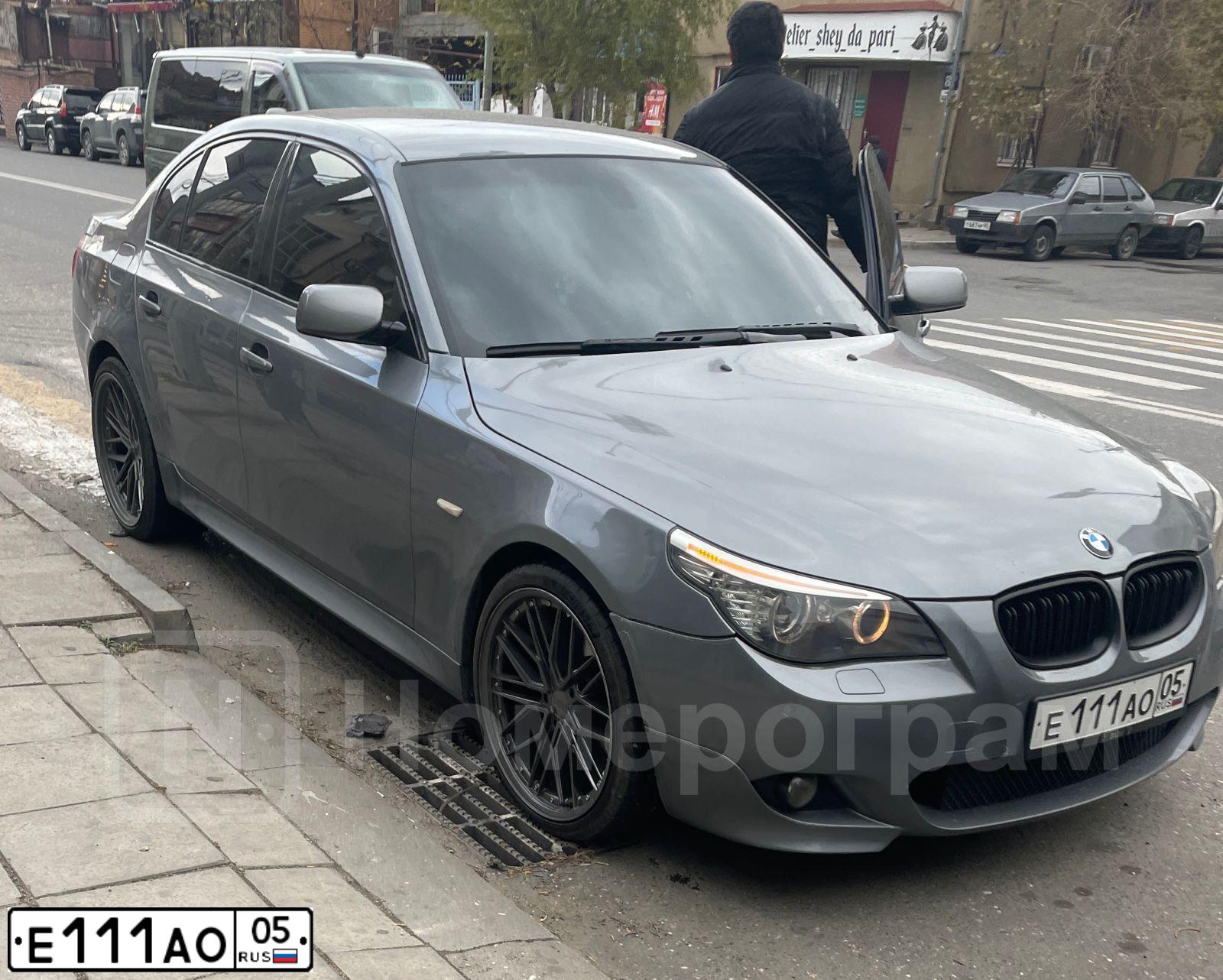Фото автомобиля BMW SERIE 5, 2008 — госномер Е111АО05. Цвет: СЕРЫЙ