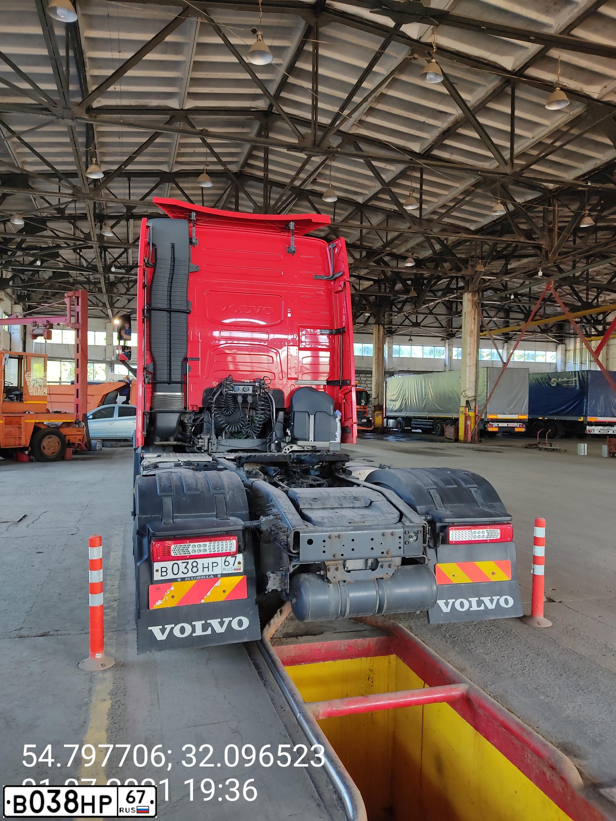 Фото автомобиля VOLVO FH, 2014 — госномер В302НК45. Цвет: Красный