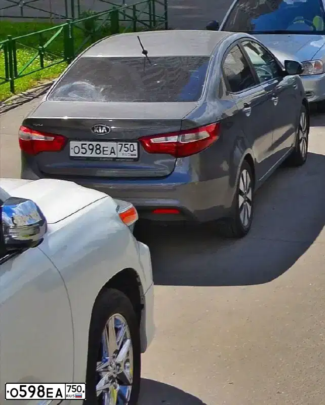 Фото автомобиля KIA RIO, 2013 — госномер О598ЕА750. Цвет: СЕРЫЙ