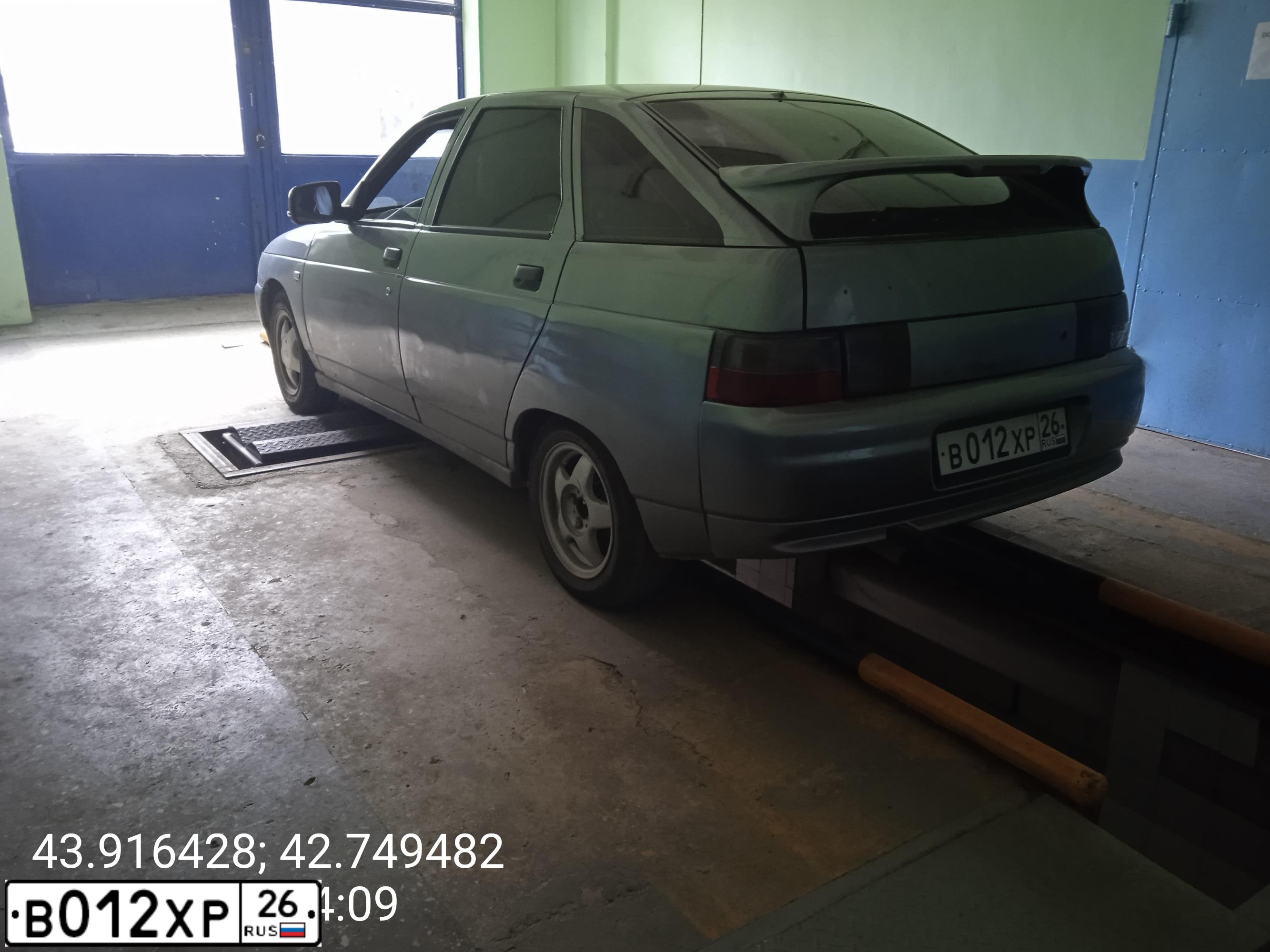 Фото автомобиля LADA 2112, 2005 — госномер В012ХР26. Цвет: средний серо-зеленый металлик