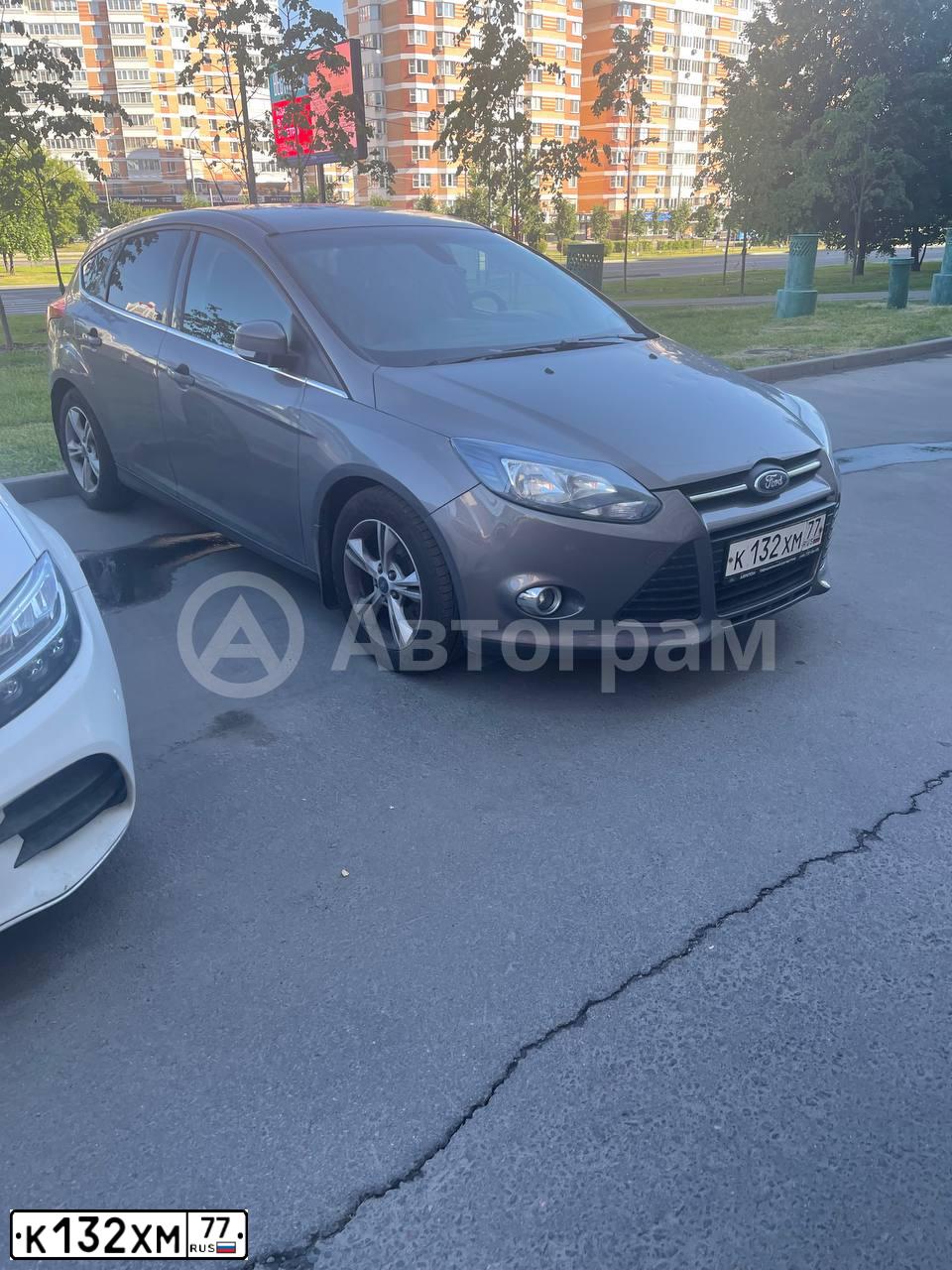 Фото автомобиля FORD FOCUS, 2013 — госномер Х227НЕ31. Цвет: СЕРО-КОРИЧНЕВЫЙ
