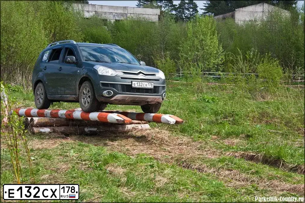Фото автомобиля CITROEN C-CROSSER, 2011 — госномер Е132СХ178. Цвет: СЕРО-ЗЕЛЕНЫЙ