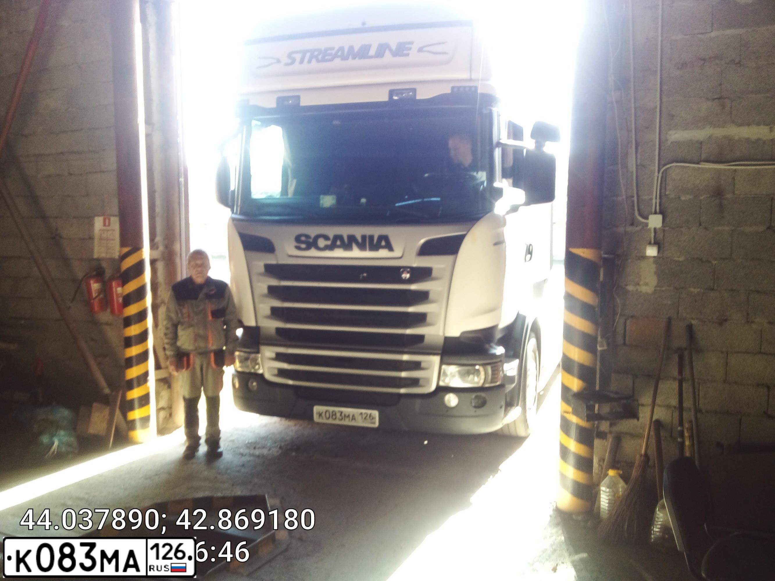 Фото автомобиля SCANIA SERIE R /4X2/, 2017 — госномер К083МА126. Цвет: Белый