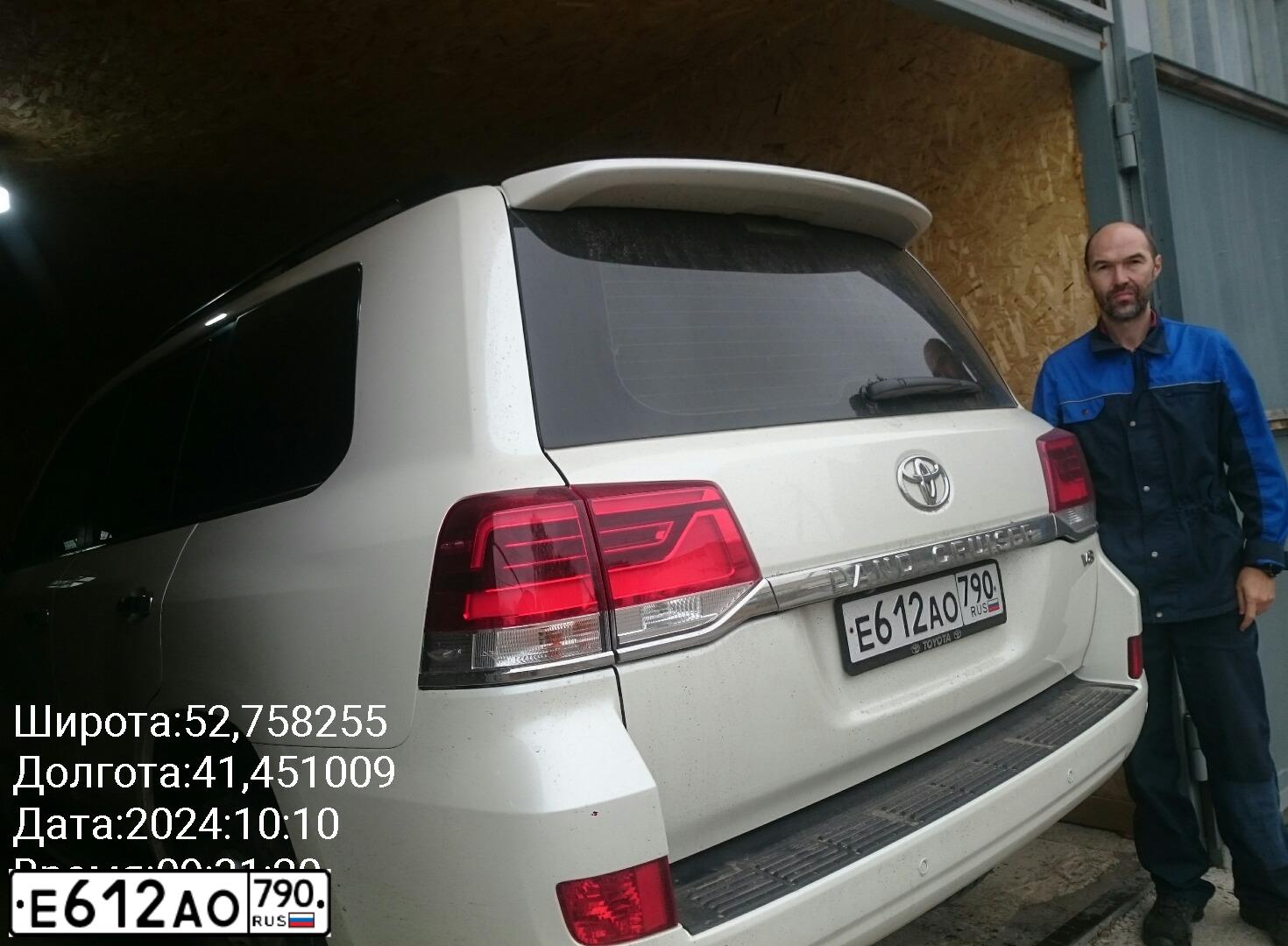 Фото автомобиля TOYOTA LANDCRUISER 200, 2019 — госномер М002КН48. Цвет: БЕЛЫЙ
