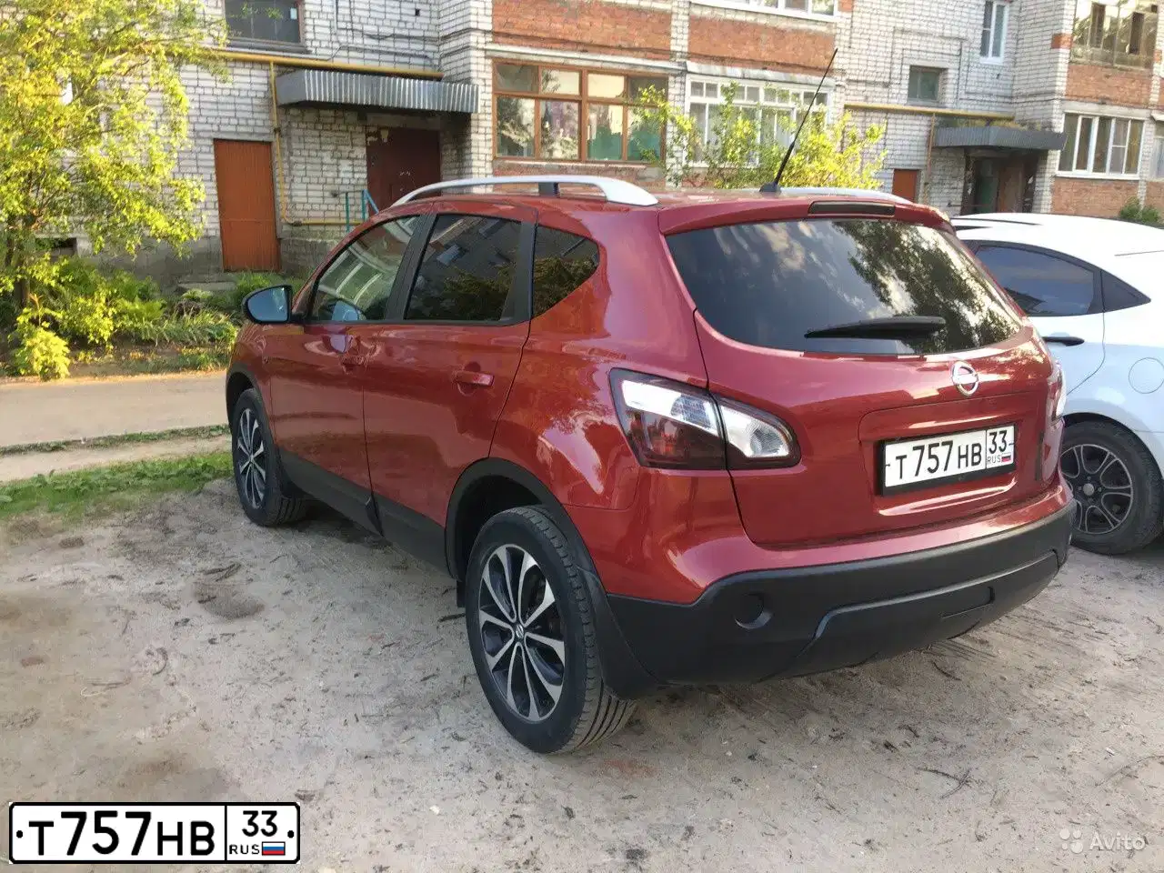 Фото автомобиля NISSAN QASHQAI, 2012 — госномер О482РР33. Цвет: Красный