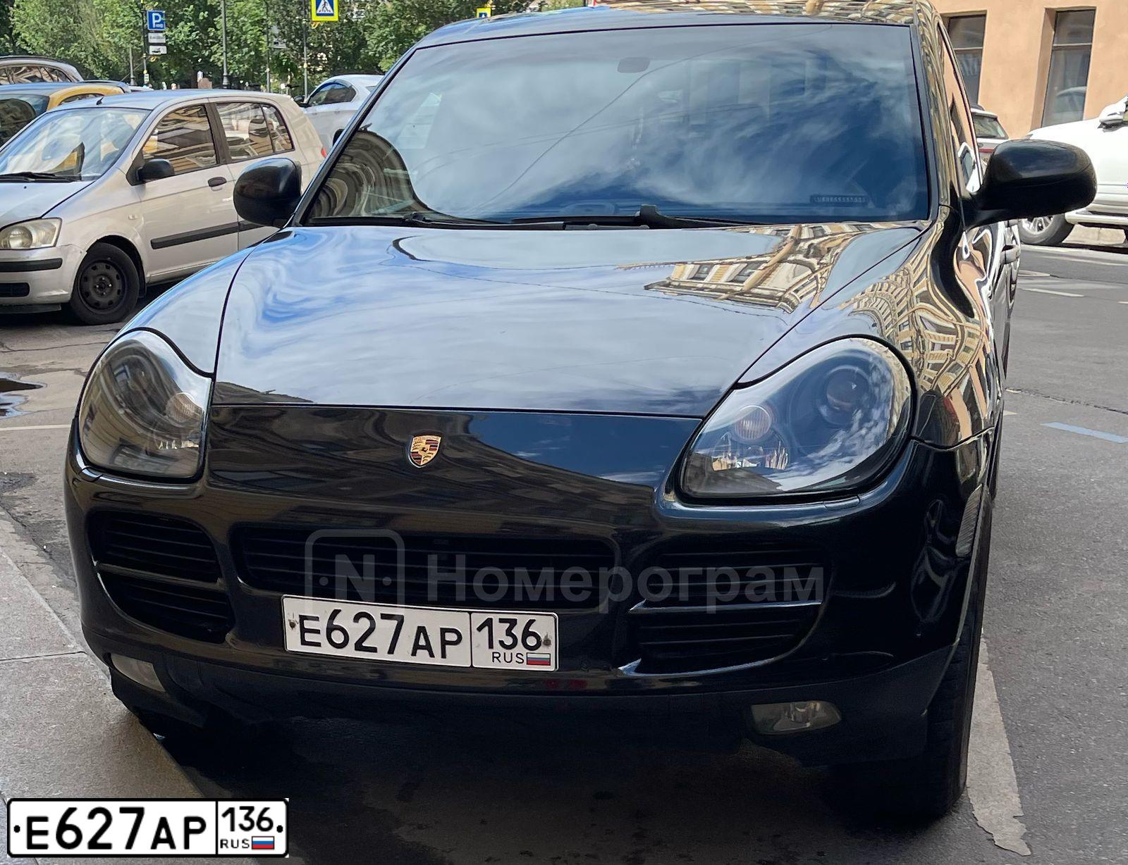 Фото автомобиля PORSCHE CAYENNE, 2004 — госномер Е627АР136. Цвет: ЧЕРНЫЙ