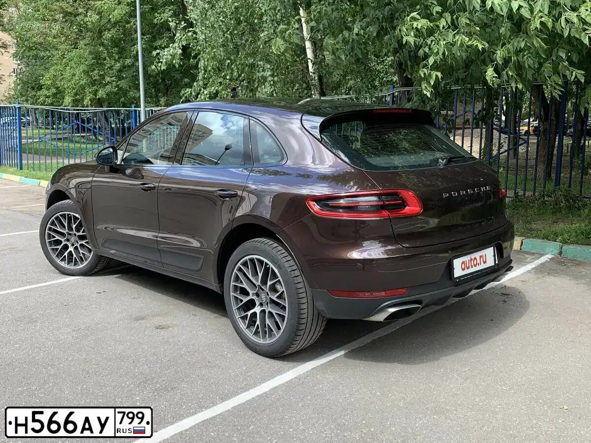 Фото автомобиля PORSCHE MACAN, 2017 — госномер Н566АУ799. Цвет: Коричневый