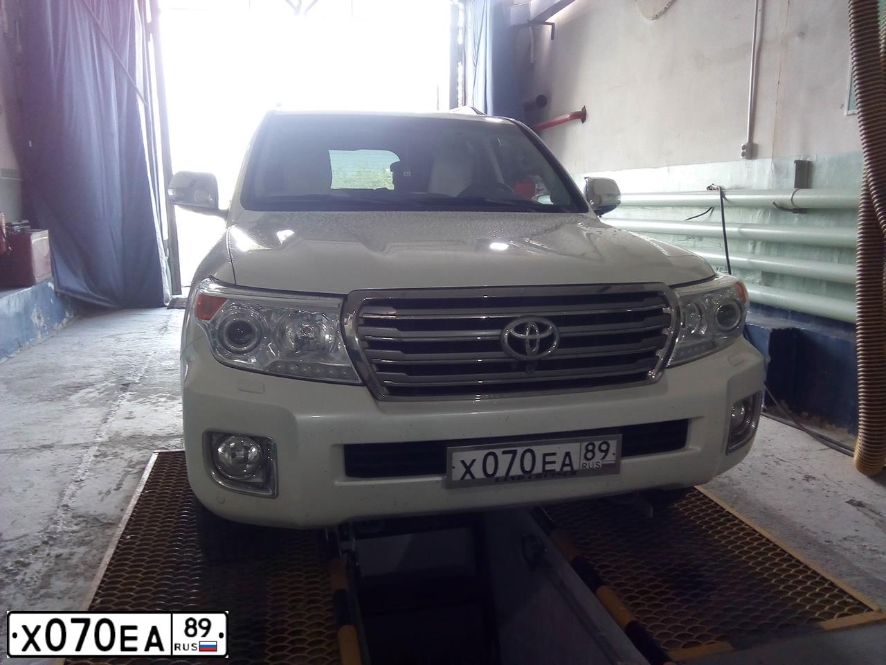 Фото автомобиля TOYOTA LANDCRUISER, 2008 — госномер А999ТТ89. Цвет: ЧЕРНЫЙ