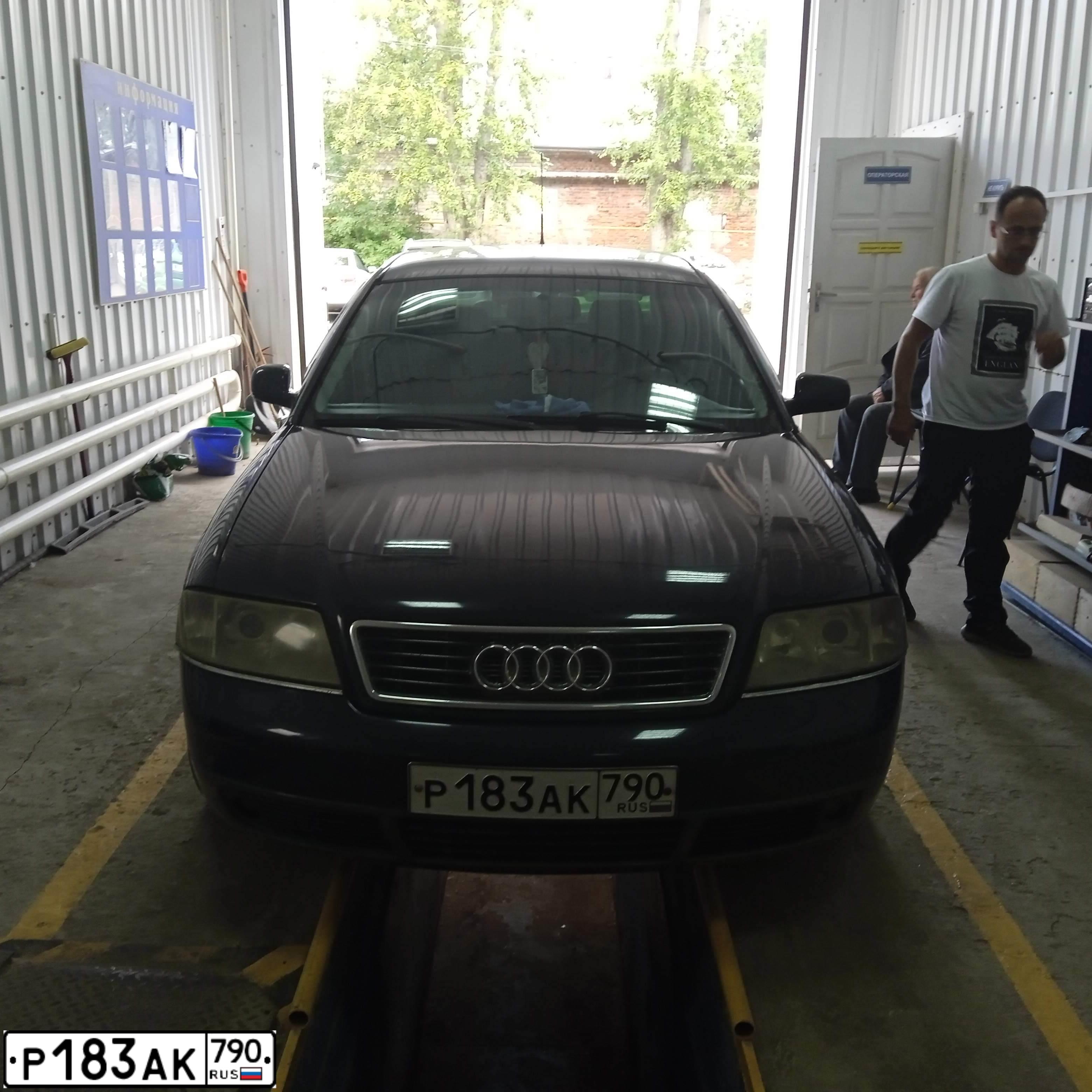 Фото автомобиля AUDI A6, 1998 — госномер А696МЕ252. Цвет: Темно-синий