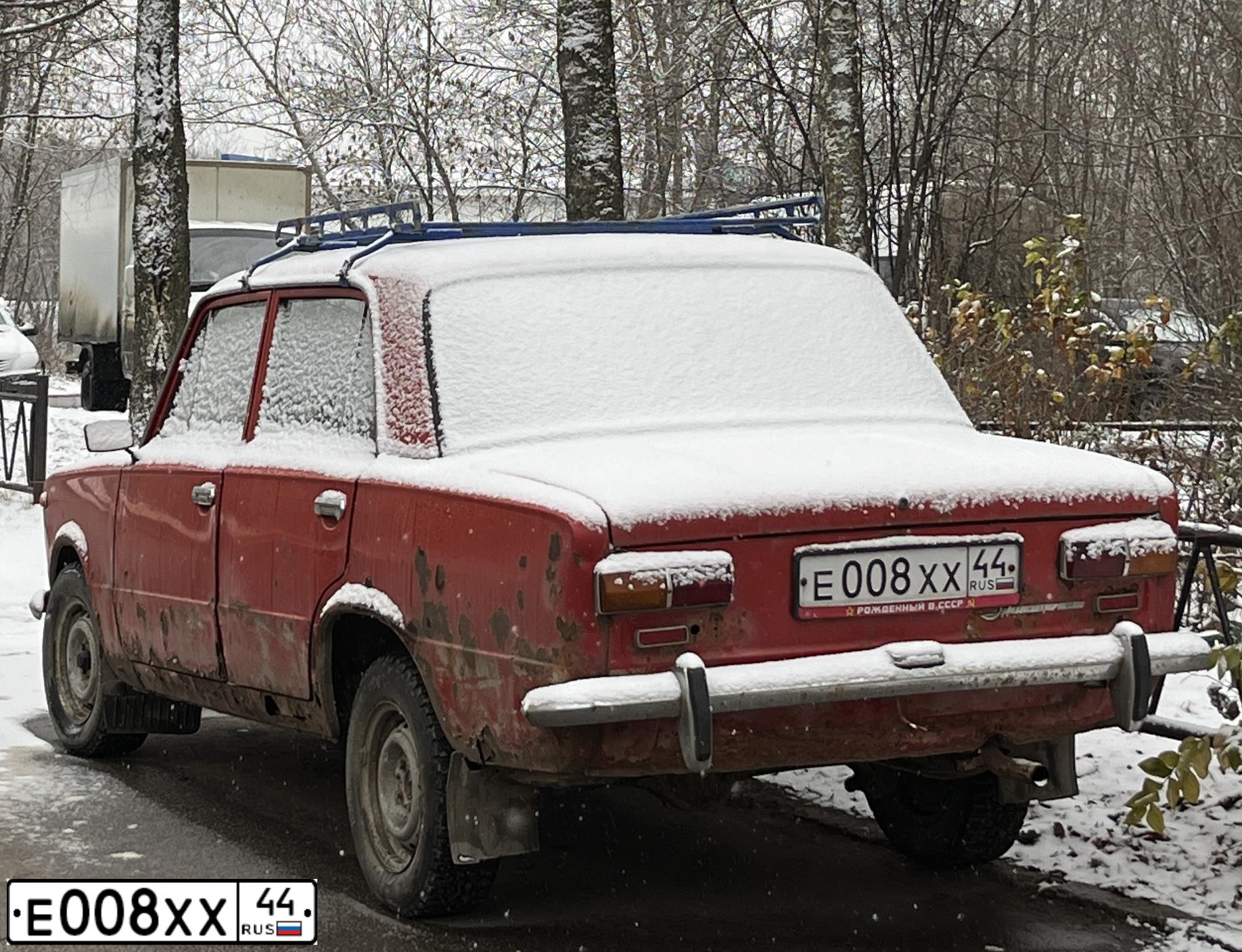 Фото автомобиля LADA 2121 NIVA, 2009 — госномер Е008ХХ44. Цвет: ЯРКО-БЕЛЫЙ