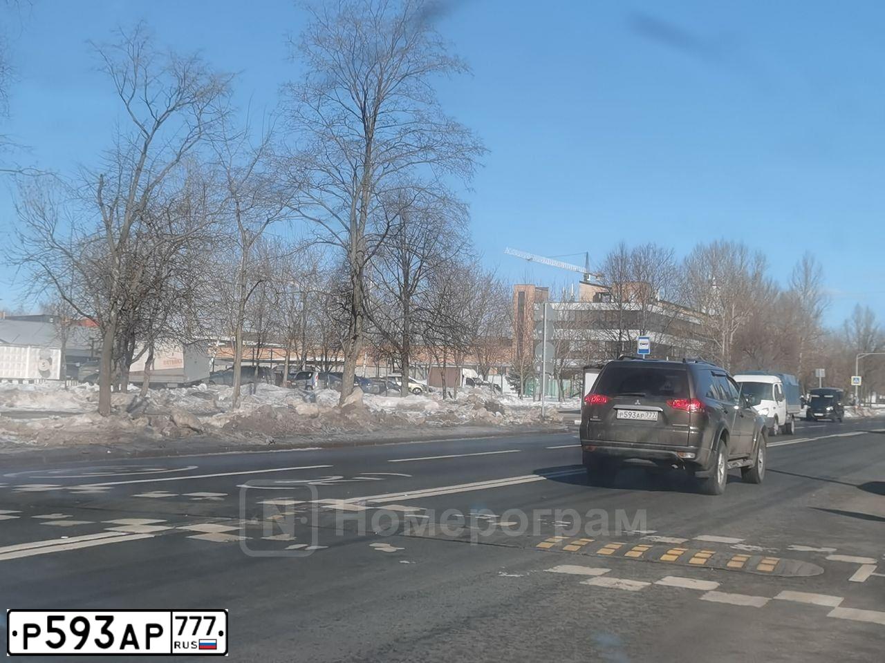 Фото автомобиля MITSUBISHI PAJERO SPORT, 2014 — госномер Р593АР777. Цвет: Коричневый