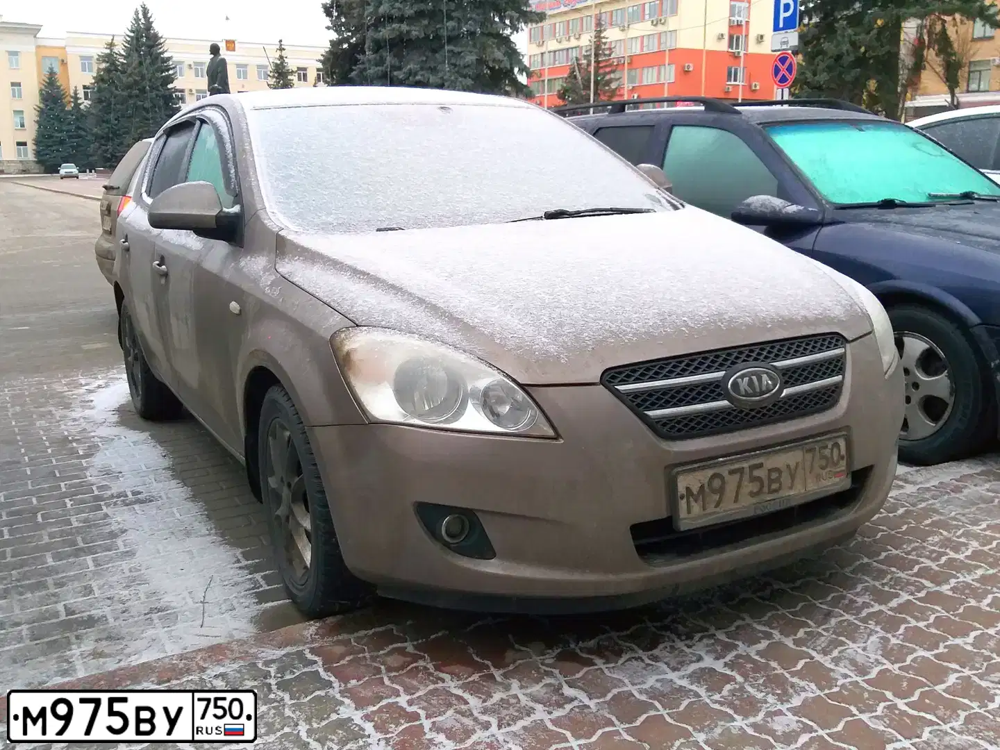 Фото автомобиля KIA CEE'D, 2009 — госномер М975ВУ750. Цвет: БЕЖЕВЫЙ