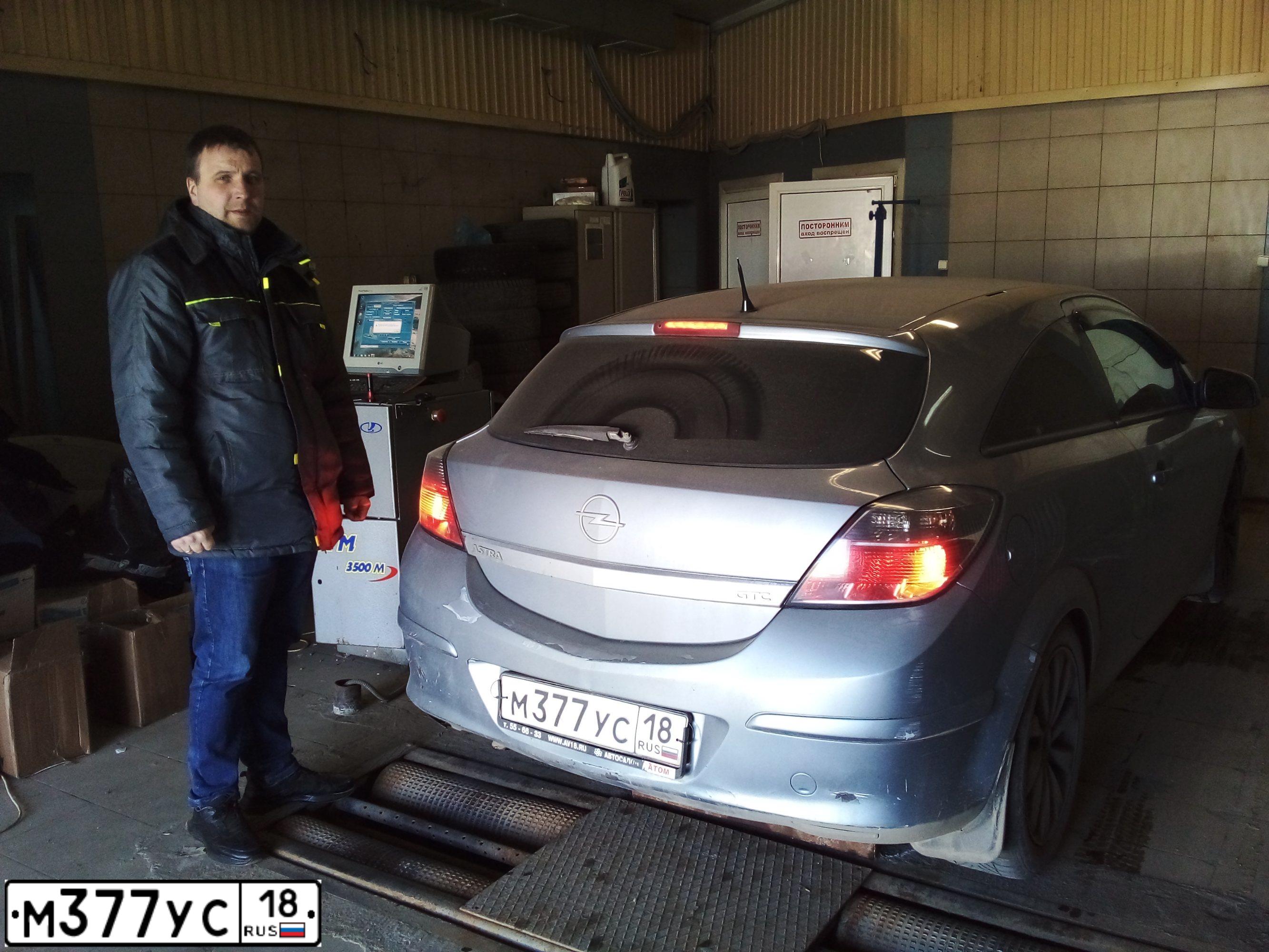 Фото автомобиля OPEL ASTRA, 2009 — госномер М377УС18. Цвет: СЕРЕБРИСТЫЙ